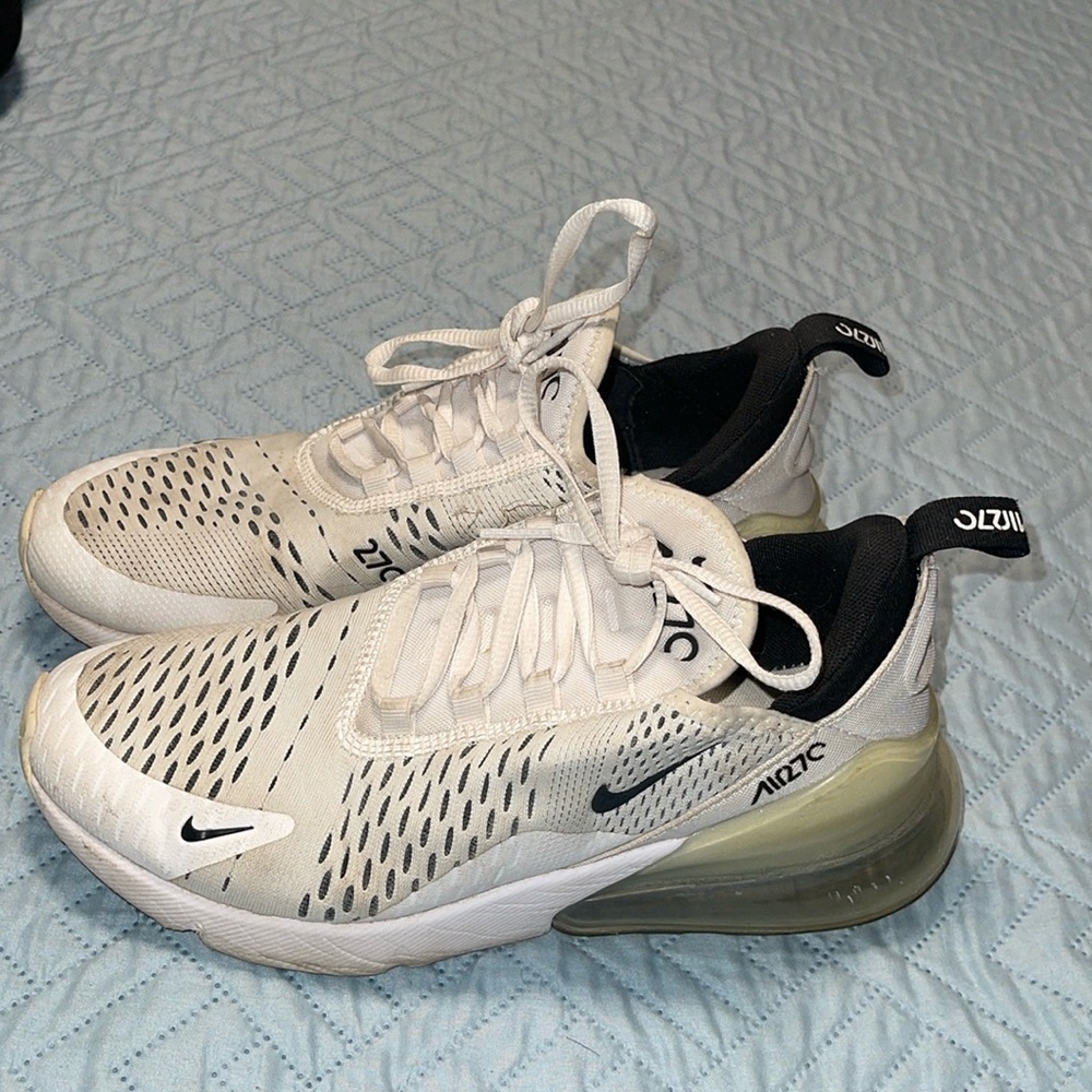 Nike Women’s Air Max 270 in color white and black, size 8.